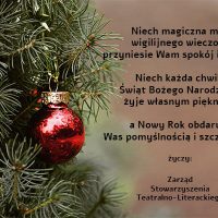 Po lewej stronie czerwona, okrągła bombka zawieszona na iglastej gałązce. Obok życzenia bożonarodzeniowe od Zarządu Stowarzyszenia Teatralno-Literackiego.